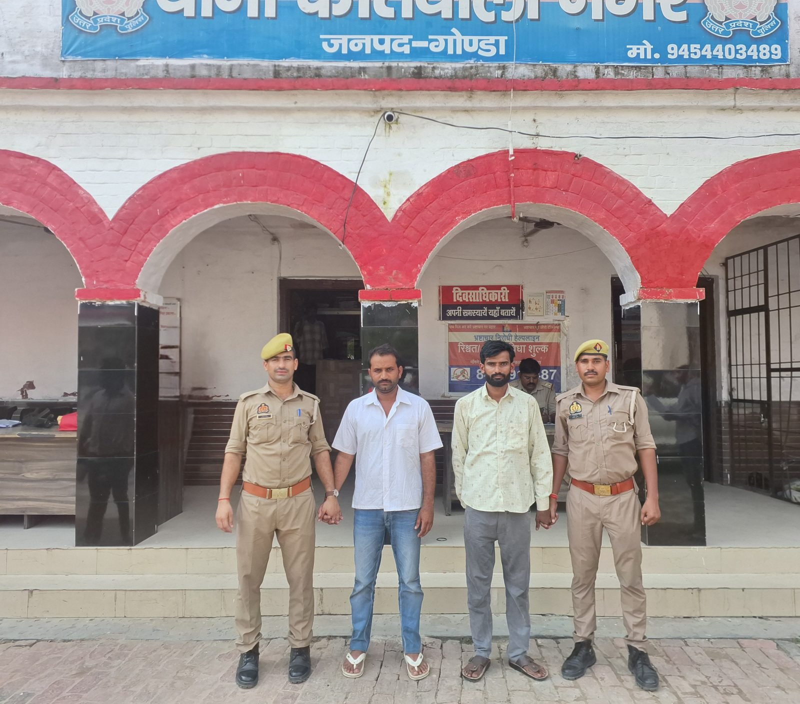 गोंडा में अपराधियों के खिलाफ पुलिस का शिकंजा, कोतवाली नगर पुलिस ने मुकदमे में वांछित 2 आरोपियों को किया गिरफ्तार