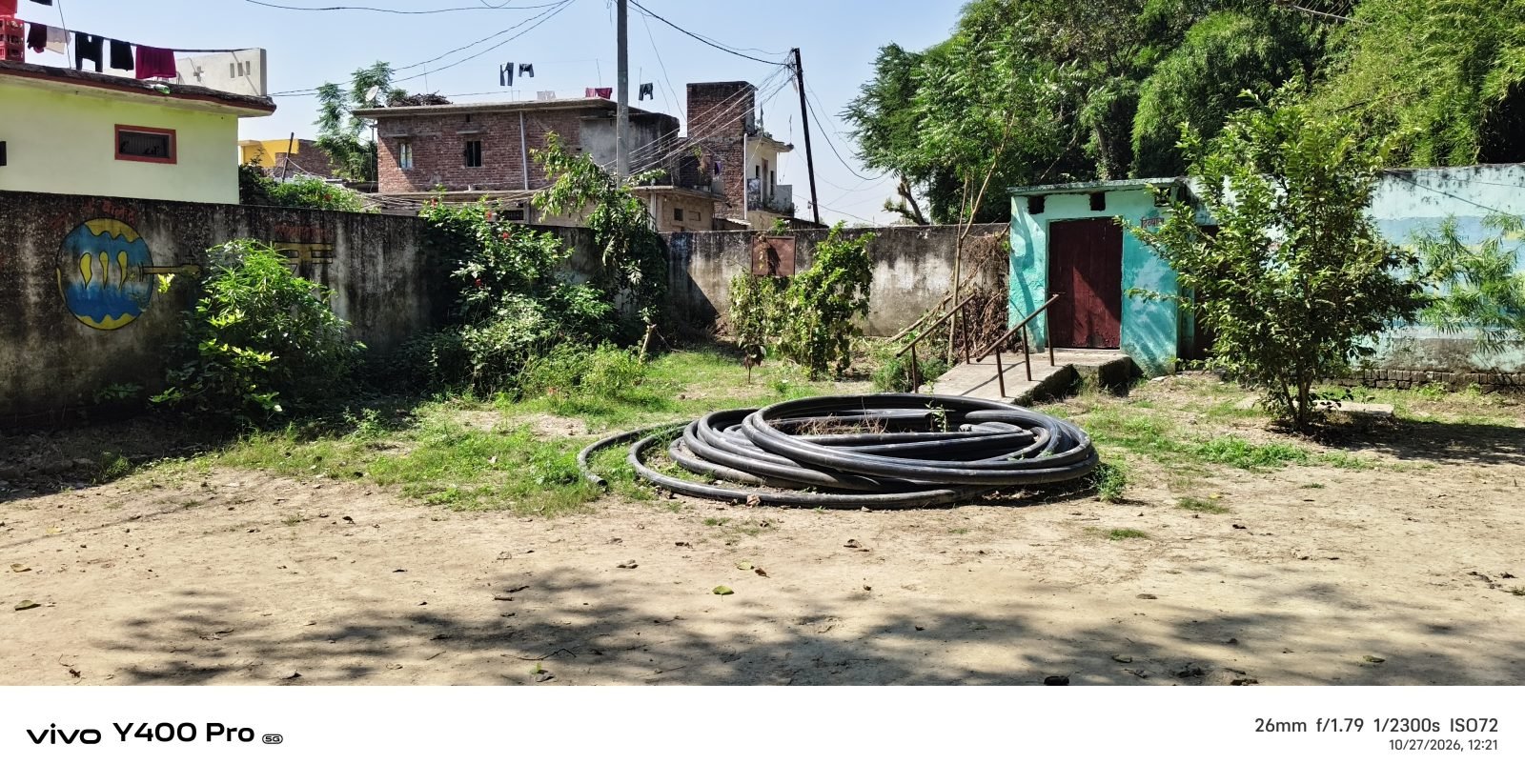 गोंडा: स्कूल में 10-15 दिन तक नहीं पहुंचता सफाई कर्मी! गंदगी के बीच पढ़ने को मजबूर बच्चे, संक्रमण का खतरा बढ़ा