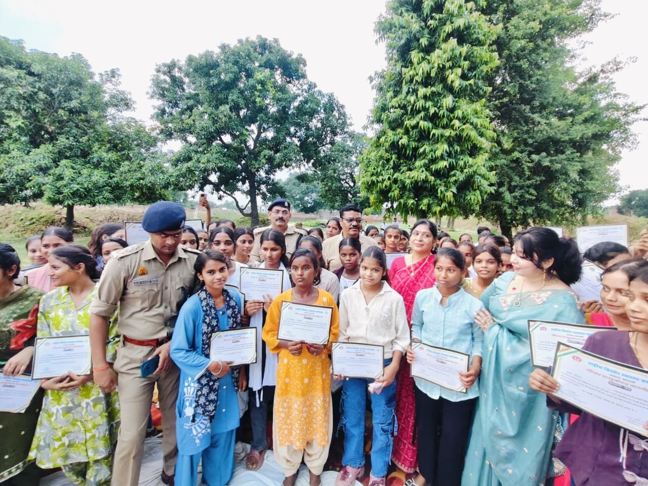 Shravasti News: मातृशक्ति सम्मान समारोह में डीआईजी अशोक कुमार ने महिलाओं को किया जागरूक, पौधरोपण कर दिया पर्यावरण संरक्षण का संदेश