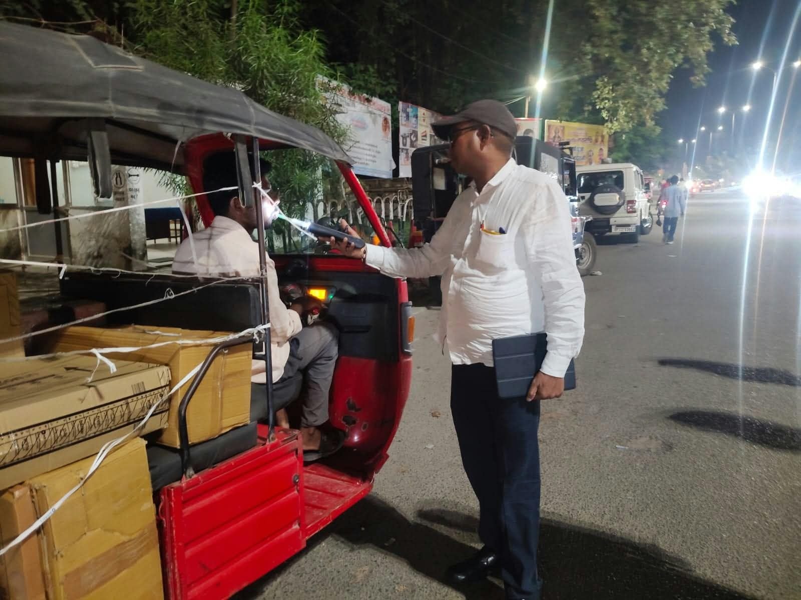 गोंडा में शराब पीकर वाहन चलाने वालों पर शिकंजा, गुरुनानक चौराहे पर एआरटीओ और ट्रैफिक पुलिस का संयुक्त अभियान; 5 चालान