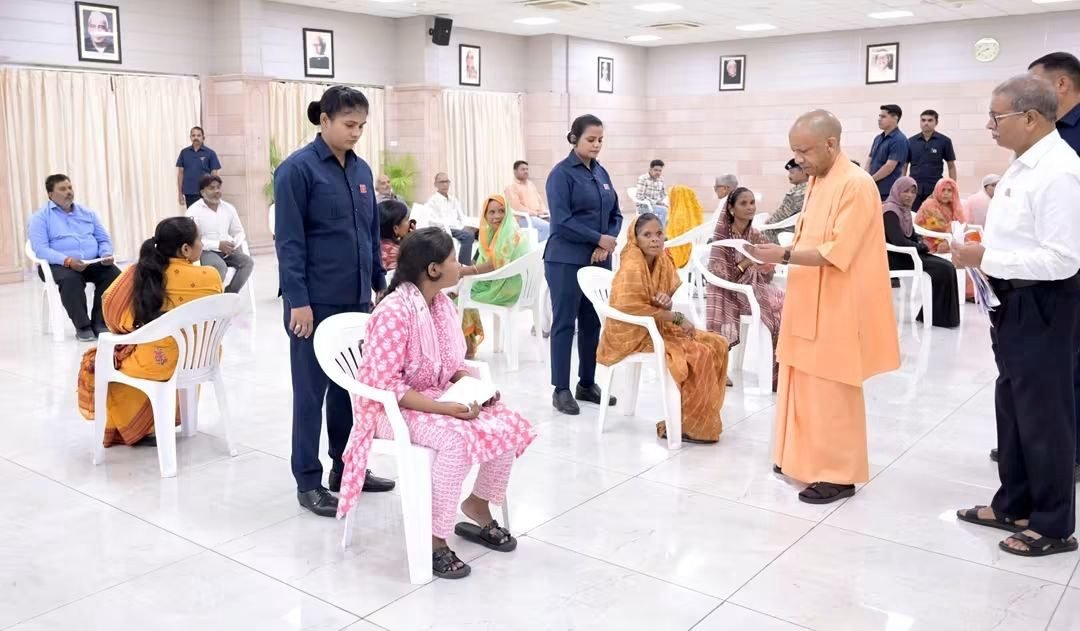 छोटी घटनाओं को बड़ा बनने से रोकें, तुरंत मौके पर पहुंचें DM-SP: CM योगी के सख्त निर्देश