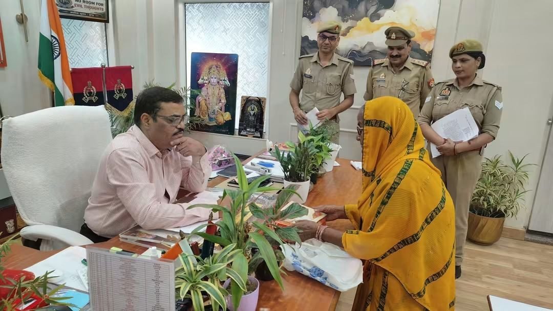 ‘साहब! मेरी जमीन मुझे मिल गई’—वृद्धा की आंखों की खुशी ने बयां की DIG अशोक कुमार की संवेदनशील कार्यशैली