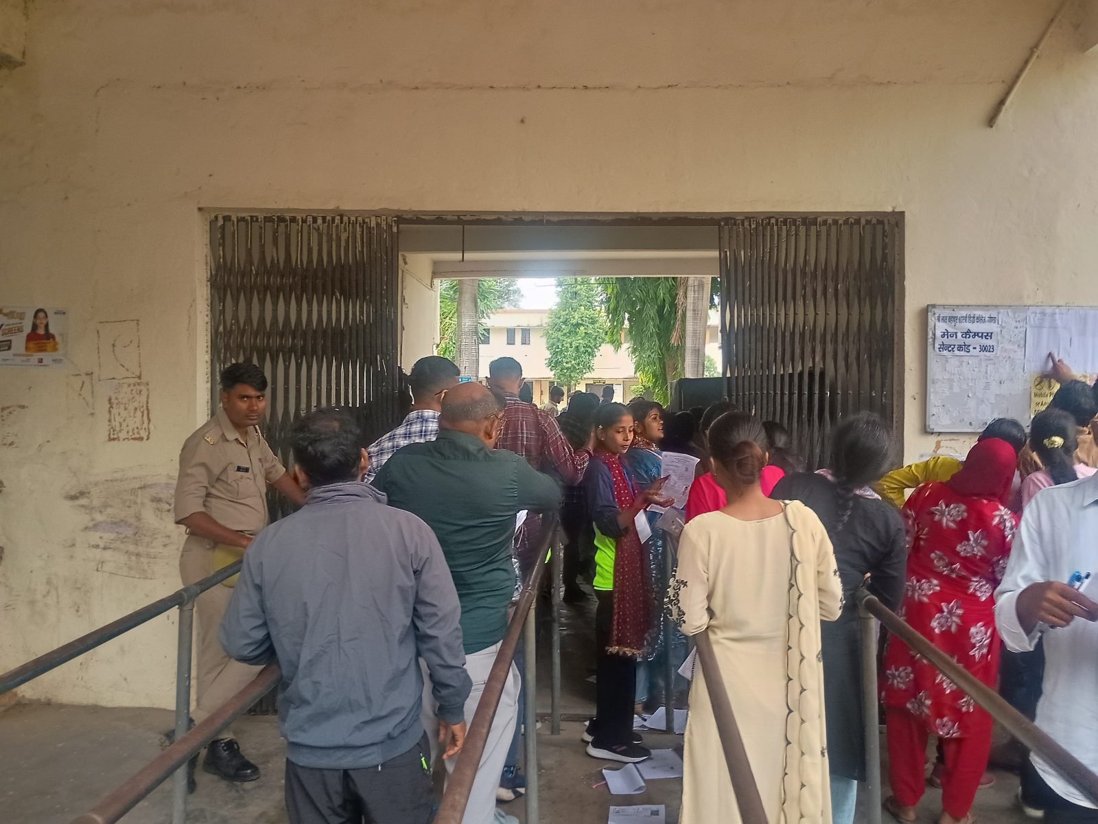 गोंडा में 16 केंद्रों पर पीईटी परीक्षा, खराब मौसम के बीच परीक्षार्थियों की लगी कतारें; AI तकनीक से हो रहा बायोमेट्रिक सत्यापन