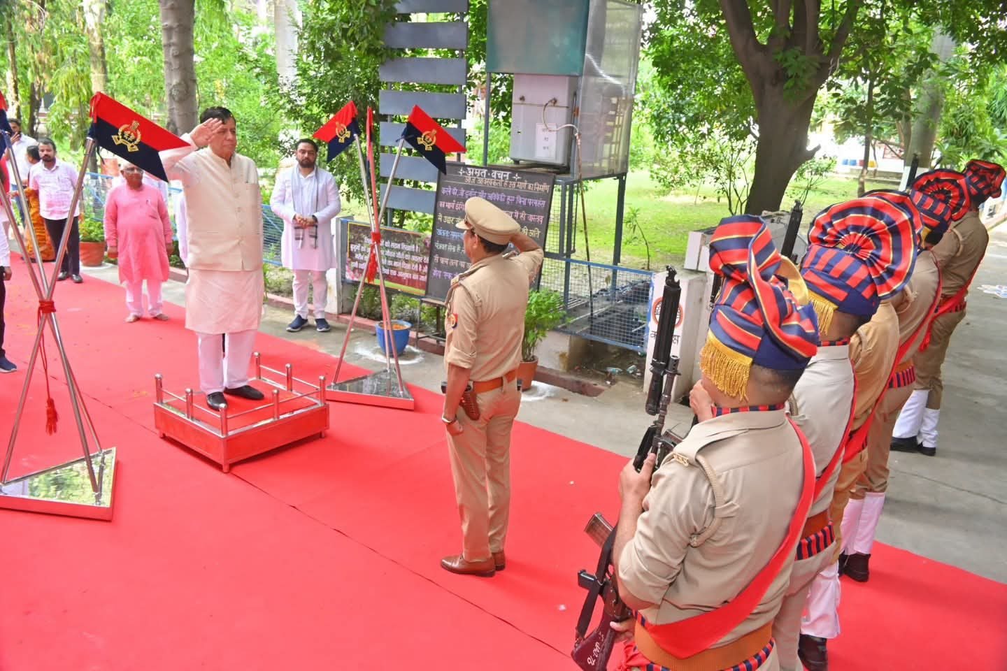BREAKING NEWS:राष्ट्रगान के दौरान विधानसभा अध्यक्ष सतीश महाना के जाने का वीडियो वायरल, कांग्रेस ने उठाए सवाल; आयोजकों ने दी सफाई
