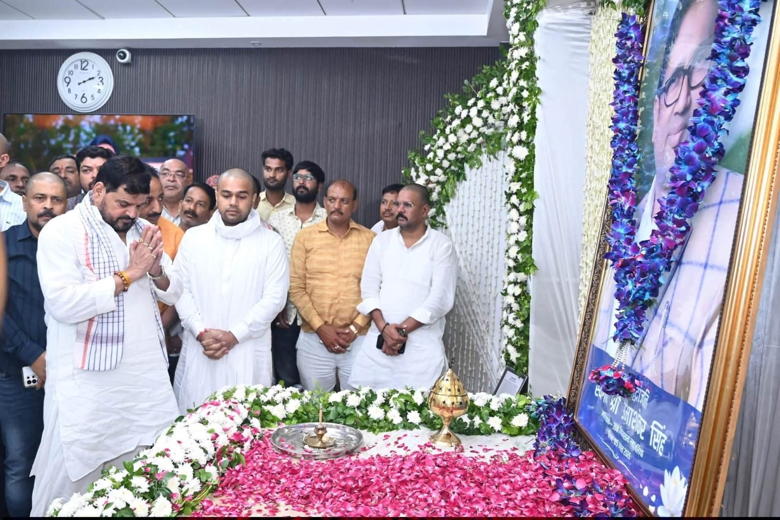 UP NEWS: बृजभूषण शरण सिंह ने BSP विधायक उमाशंकर सिंह को दी श्रद्धांजलि, परिजनों से मिलकर जताया शोक
