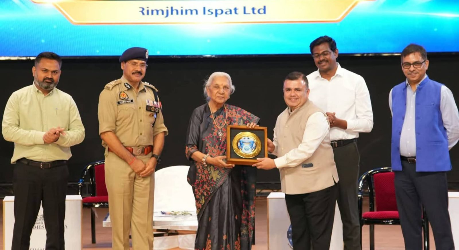 राज्यपाल आनंदीबेन पटेल ने 15 पुलिसकर्मियों को किया सम्मानित, नशामुक्ति और सामाजिक सेवा में योगदान देने का किया आह्वान