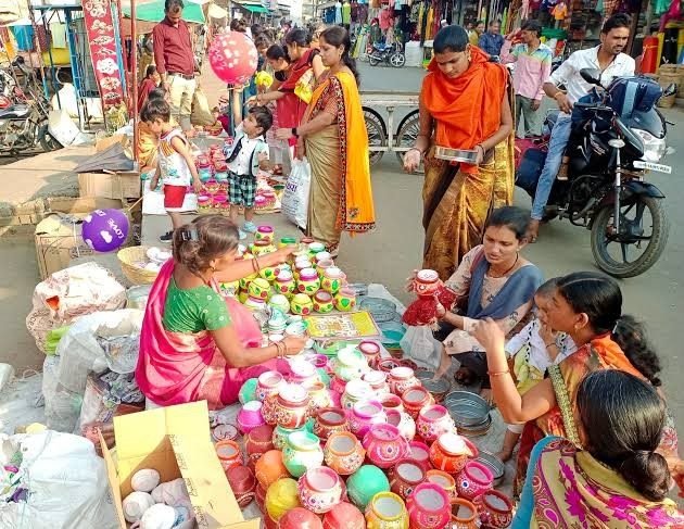 करवा चौथ को लेकर महिलाओं में उत्साह, बाजारों में रंग-बिरंगी चूड़ियों की दुकानों पर उमड़ी भीड़