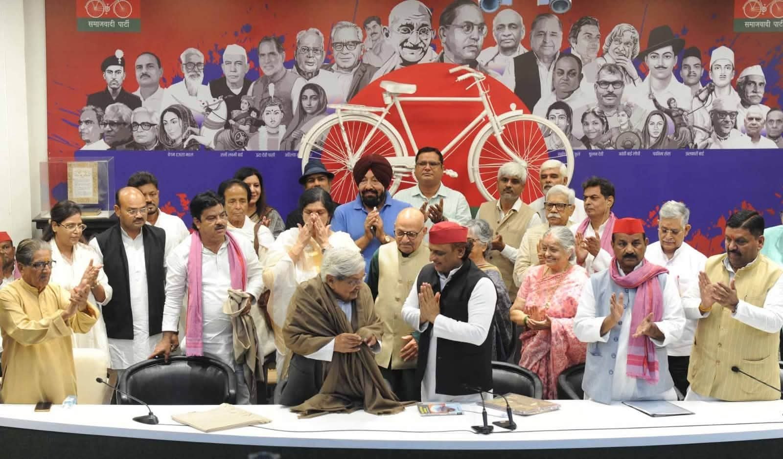 UP NEWS:अखिलेश यादव ने साहित्यकार उदय प्रताप सिंह का किया अभिनंदन, बोले- यश भारती सम्मान की राशि करेंगे दोगुनी