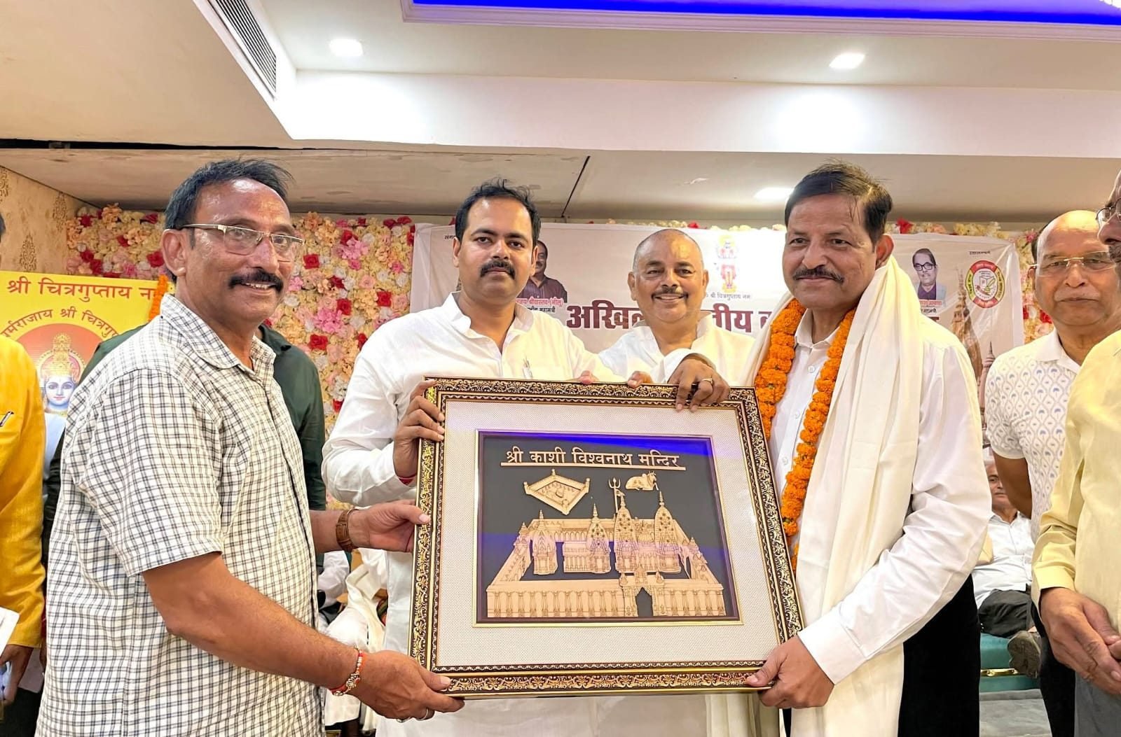 Varanasi News: वाराणसी स्नातक MLC चुनाव में आशुतोष सिन्हा को कायस्थ समाज का समर्थन, रिकॉर्ड मतों से जिताने का लिया संकल्प