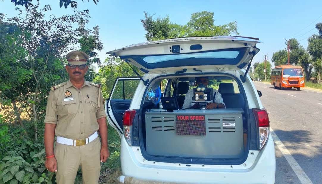 बहराइच में यातायात नियम तोड़ने वालों पर कार्रवाई, इंटरसेप्टर वाहन से काटे जा रहे चालान