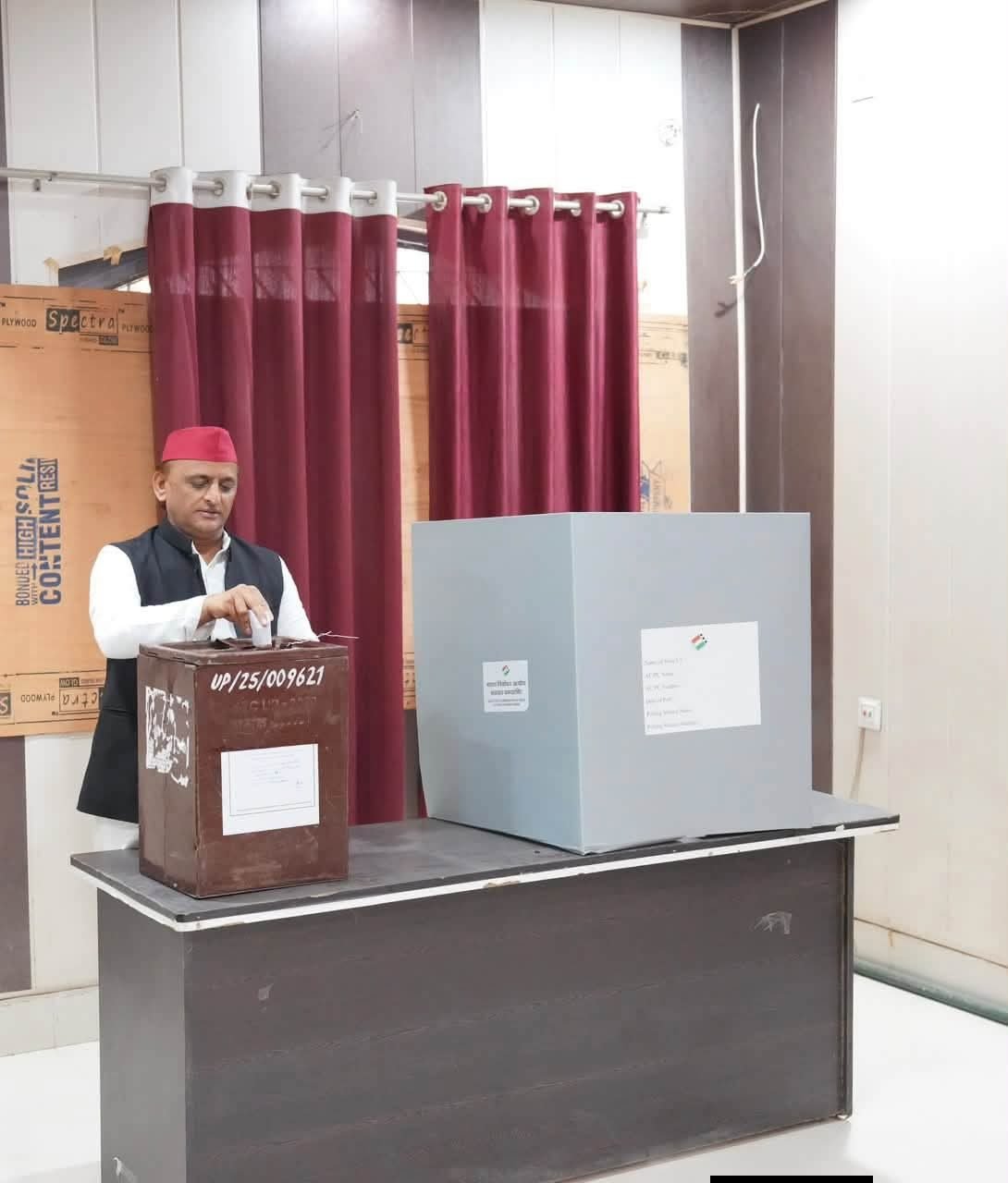 सैफई में वोट डालने के बाद अखिलेश यादव का भाजपा पर हमला, बोले—वोट चोरी और धांधली से लोकतंत्र को कमजोर कर रही बीजेपी